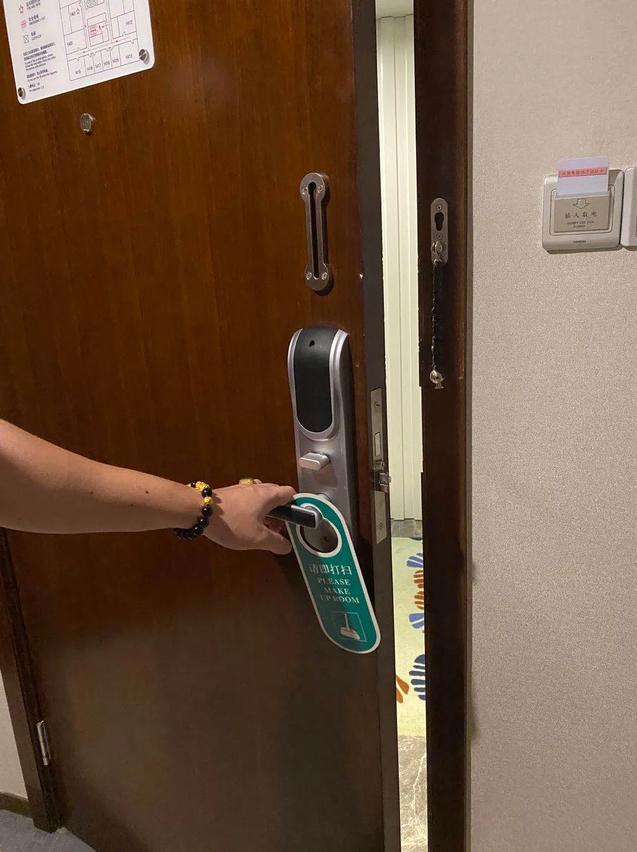 Ů����ס�Ƶ��賿���е�Աˢ������ �귽����Ϊȷ�Ϸ������Ƿ�������ס���ѵ�Ǹ